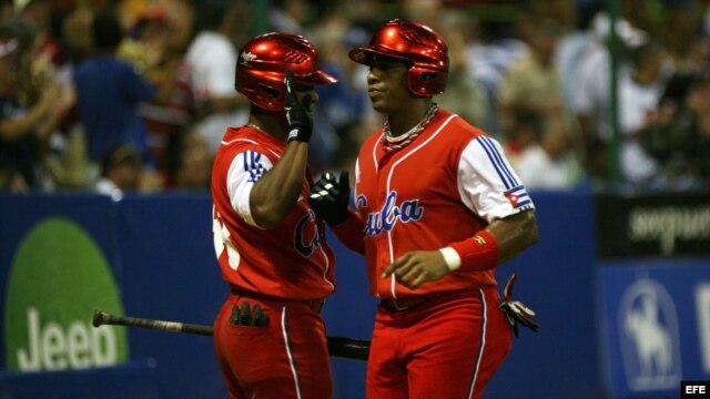 Yoennis Céspedes cuando juega en el equipo Cuba