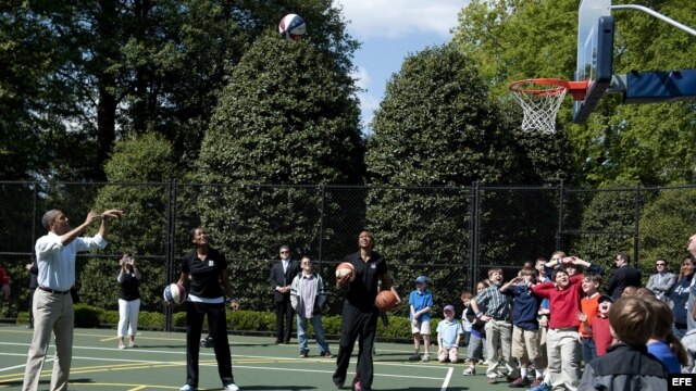 Barack Obama tira a canasta durante un partido de baloncesto con los miembros del equipo Harlem Globtrotters durante el llamado "Easter Egg Roll". 