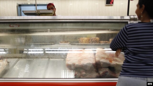 Las políticas de Hugo Chávez han traído escacez  no sólo de autos, sino en todos los ´rdenes: un hombre camina por un pasillo de supermercado frente a estanterías desabastecidas.