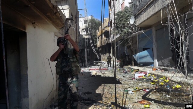 Soldados sirios durante un patrullaje en un área de Damasco (Siria) en noviembre de 2012 