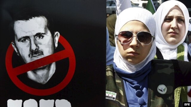 Mujeres turcas protestan contra el presidente sirio Bachar Al Asad, en Estambul, Turquía, el 14 de julio del 2012. 