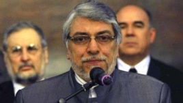 El destituido presidente de Paraguay Fernando Lugo habla en la sede del Palacio de Gobierno, en Asunción.