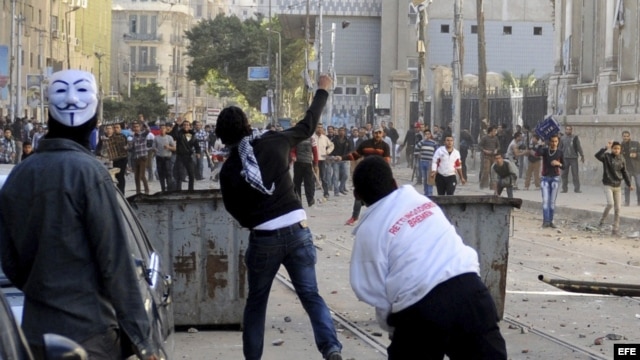 Manifestantes se enfrentan a las fuerzas de seguridad durante una protesta coincidiendo con el segundo aniversario de la revolución que derrocó a Hosni Mubarak, en El Cairo, Egipto. Archivo.