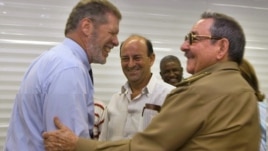 Sherritt - Ian Delaney saluda efusivamente a Raúl Castro durante una de sus visita a Cuba.