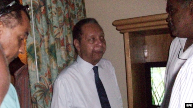 Archivo - El ex dictador haitiano Jean Claude Duvalier (c), también conocido como "Baby Doc", habla con un grupo de amigos.