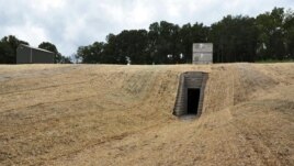 Entrada a la cueva artificial que la organización Nature Conservancy ha construido a 110 kilómetros de Nashville, la capital de Tennessee, para luchar contra una epidemia conocida como el "síndrome de la nariz blanca"