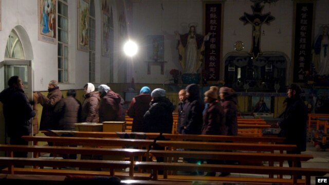 Varias personas abandonan una iglesia en la ciudad china de Zhangjiakou, provincia de Hebei, China.
