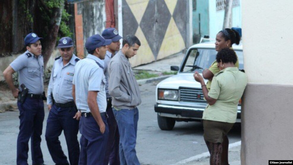 Vigilancia en sede de Damas de Blanco Foto Angel Moya.