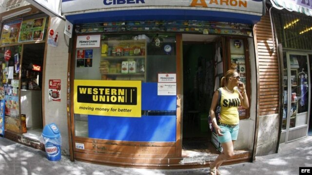 El aumento de desempleo entre los inmigrantes ha hecho bajar las remesas de dinero enviadas desde España .