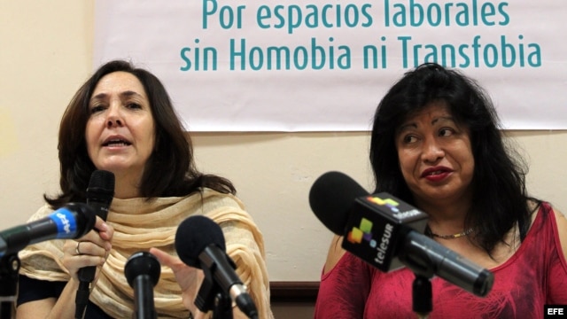 Mariela Castro, directora del Centro Nacional de Educación Sexual (Cenesex), e hija del gobernante de Cuba, Raúl Castro, ofrece una rueda de prensa junto a la activista transexual argentina, Diana Sacayán (i-d).