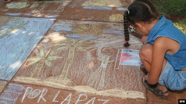 HAV02 - LA HABANA (CUBA) - 18/05/03 -El ministerio de Educación de Cuba organizó el domingo "El Festival de la Tiza", en el cual niños de diferentes escuelas de La Habana hicieron dibujos sobre el piso con "crayola" (tiza) por la "Paz Mundial". EFE/Zoila 