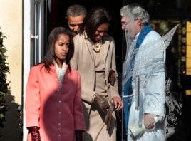 El reverendo Luis León despide al presidente Barack Obama y su familia tras asisitir al servicio religioso.