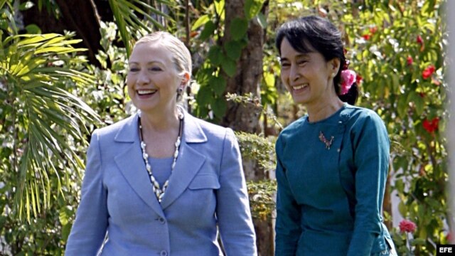 El primer encuentro en Rangún de estas dos influyentes mujeres fue, según Clinton,  como el de dos viejas amigas.