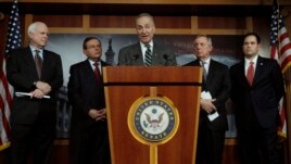 De izquierda a derecha, los senadores John McCain, Robert Menendez, Charles Schumer, Richard Durbin y Marco Rubio en el anuncio de la reforma migratoria.