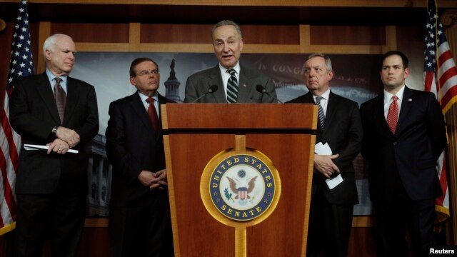 De izquierda a derecha, los senadores John McCain, Robert Menendez, Charles Schumer, Richard Durbin y Marco Rubio en el anuncio de la reforma migratoria.