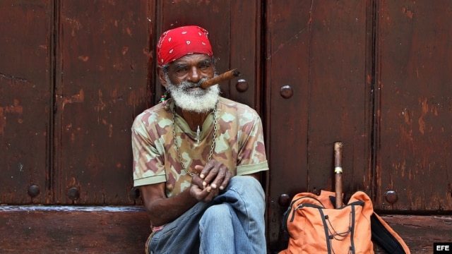 Un anciano en una calle de La Habana. EFE