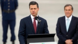 El presidente de México Enrique Peña Nieto habla a los medios a su llegada al aeropuerto de Santiago para asistir a la Cumbre CELAC-UE.