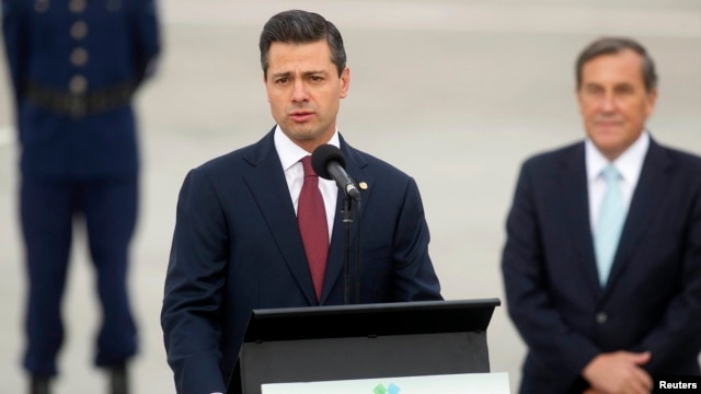 El presidente de México Enrique Peña Nieto habla a los medios a su llegada al aeropuerto de Santiago para asistir a la Cumbre CELAC-UE.