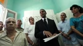 El opositor cubano Óscar Elías Biscet (c), acompañado por una decena de disidentes.