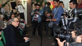 Archivo. Alfredo Guevara habla con periodistas 