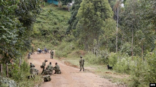 Soldados custodian el material de guerra de los 11 soldados muertos que dejó el ataque de la guerrilla de las FARC en el Cauca (15 de mayo, 2015).
