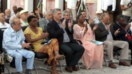 Vicepresidente del Consejo de Ministro de Cuba Miguel Díaz-Canel (c); la ministra de cultura de Angola, Rosa María Da Cruz e Silva (2 d); el presidente del parlamento de Cuba, Ricardo Alarcón (i), el ministro de cultura de Cuba, Rafael Bernal (d), y la pr