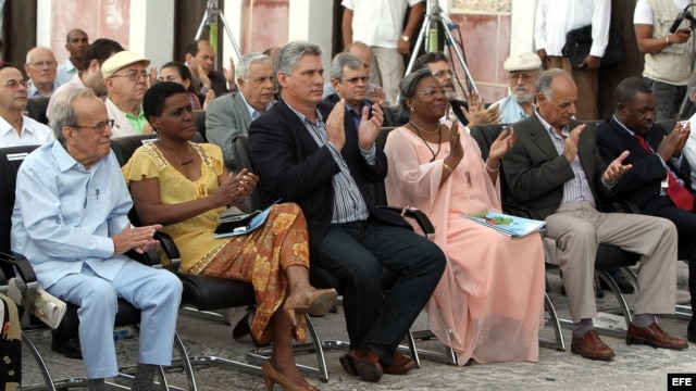 Vicepresidente del Consejo de Ministro de Cuba Miguel Díaz-Canel (c); la ministra de cultura de Angola, Rosa María Da Cruz e Silva (2 d); el presidente del parlamento de Cuba, Ricardo Alarcón (i), el ministro de cultura de Cuba, Rafael Bernal (d), y la pr