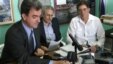 En esta foto de archivo, al centro, Ricardo Bofill, presidente del Comité Cubano Pro Derechos Humanos junto al director del Movimiento Democracia, Ramón Saúl Sánchez, (izq),y Hernán Santiesteban, representante de la Fundación Nacional Cubano Americana