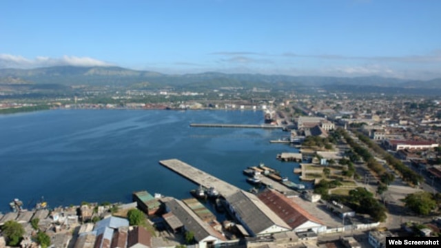 Vista del Puerto y Bahía de Santiago de Cuba.