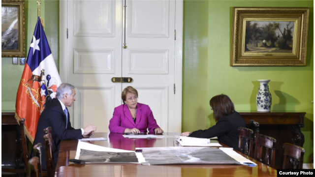 Presidenta Bachelet observa mapas de la zona donde está el río Silala.