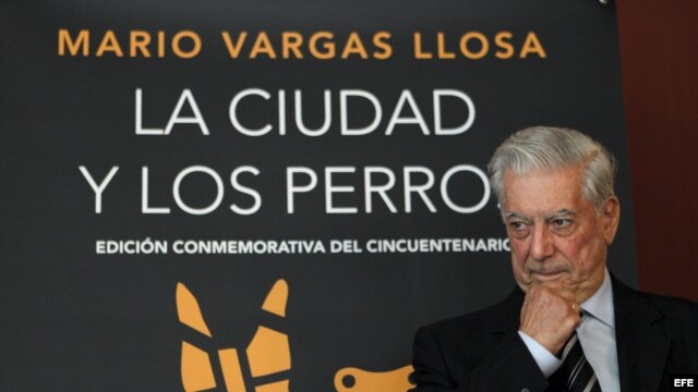 El premio Nobel Mario Vargas Llosa, durante la presentación de la edición conmemorativa del cincuentenario de "La ciudad y los perros". 