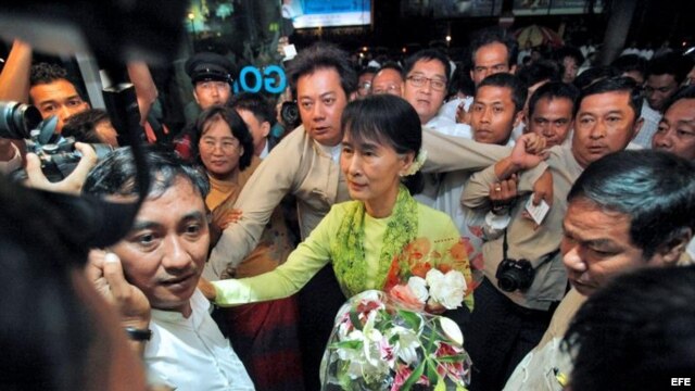 Aung San Suu Kyi (c), llega al aeropuerto de Rangún, Birmania, para viajar a Estados Unidos, domingo 16 de septiembre de 2012.