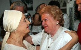 La Prima Ballerina cubana Alicia Alonso (i) saluda a Carmen Montejo (d) durante una visita a la sede del Ballet Nacional de Cuba.