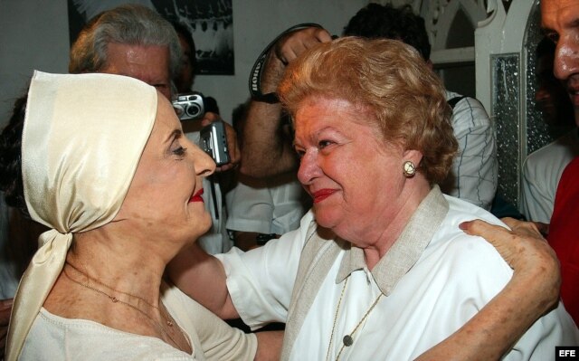 La Prima Ballerina cubana Alicia Alonso (i) saluda a Carmen Montejo (d) durante una visita a la sede del Ballet Nacional de Cuba.