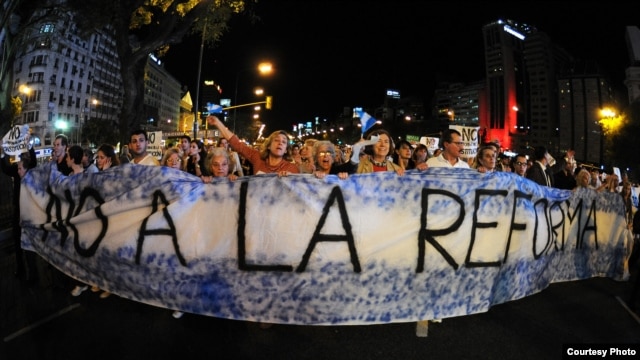 Miles de personas participan en una manifestación opositora al gobierno de Cristina Fernández de Kirchner en septiembre de 2012, en Buenos Aires (Argentina). 