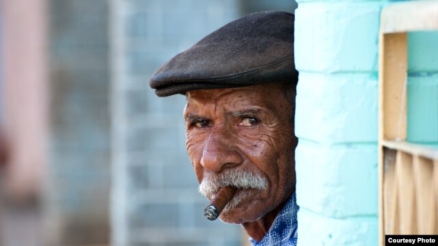 Un hombre fuma tabaco en Pinar del Río. Foto: Alexander Schimmeck.