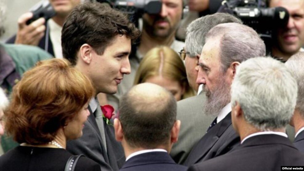 Justin Trudeau y Fidel Castro en los funerales de Pierre Elliot Trudeau, el 2 de octubre de 2000.