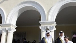 El príncipe de Arabia Saudí, Khaled Bin Saud Bin Khaled Al-Saud (i), el embajador de esa nación en Cuba, Saeed Hassan Aljomae (c) y el canciller cubano, Bruno Rodríguez Parrilla (d), recorren la nueva sede de la embajada saudí.