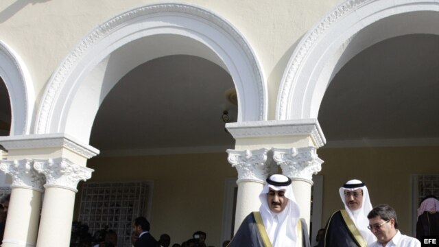 El príncipe de Arabia Saudí, Khaled Bin Saud Bin Khaled Al-Saud (i), el embajador de esa nación en Cuba, Saeed Hassan Aljomae (c) y el canciller cubano, Bruno Rodríguez Parrilla (d), recorren la nueva sede de la embajada saudí.