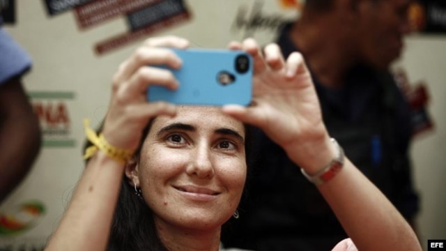 La cubana Yoani Sánchez, autora del blog "Generación Y", toma una foto durante su primera jornada de visita a Brasil hoy, lunes 18 de febrero de 2013, en Feira de Santana.