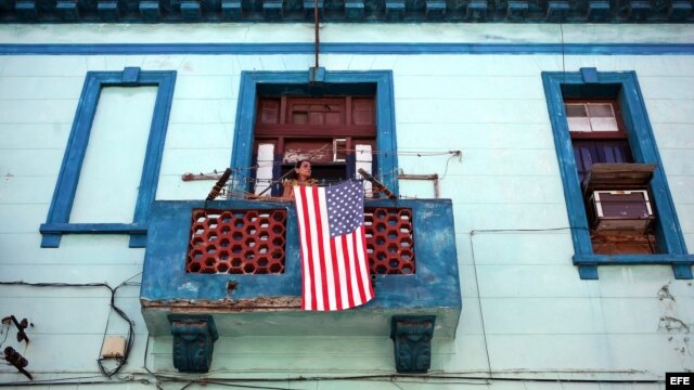 Bandera de Estados Unidos en un balcón cubano.