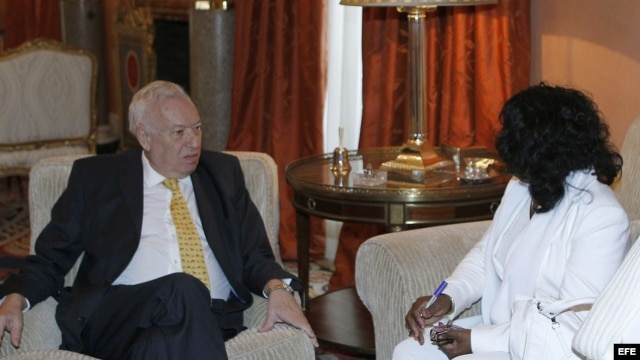 El ministro español de Asuntos Exteriores, José Manuel García-Margallo (I), durante la reunión que ha mantenido con la líder de las Damas de Blanco, Berta Soler (d).