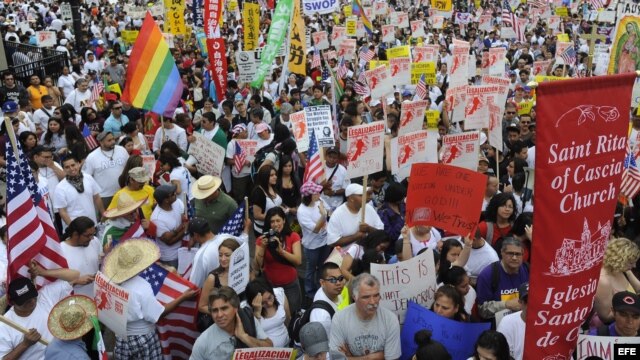 Fotografía de archivo de manifestantes en Chicago que apoyan los derechos de los inmigrantes. EFE/TANNEN MAURY