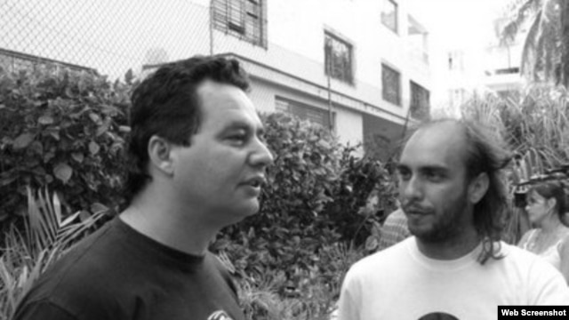 El escritor y bloguero Ángel Santiesteban, izquierda, junto al músico Ciro Díaz