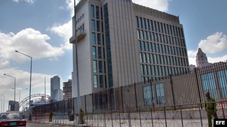 Un soldado del Regimiento de Protección y Seguridad a sedes diplomáticas custodia la Oficina de Intereses de EE.UU.en La Habana.