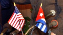 Fotografía de archivo de banderas de Estados Unidos y Cuba.