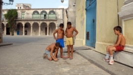 Niños cubanos juegan a las bolas en las calles de La Habana Vieja, en Cuba. 