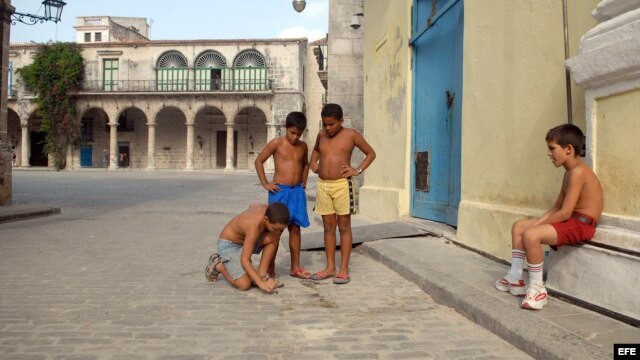 Niños cubanos juegan a las bolas en las calles de La Habana Vieja, en Cuba. 