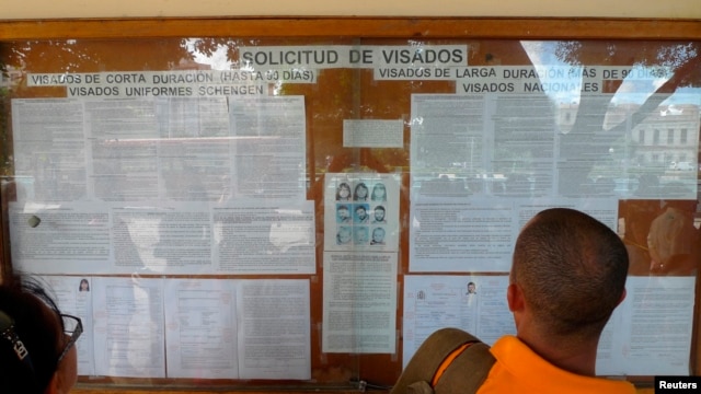 Una persona lee los requisitos para solicitar visa a España. 