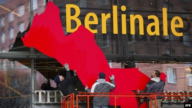 Unos operarios trabajan en la fachada del recinto donde se celebrará la 63 edición del festival de cine de la Berlinale, en Berlín, Alemania del 7 al 17 de febrero. 